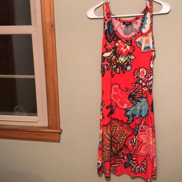 Sleeveless, tropical dress - Picture 1 of 2
